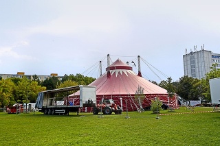 Cirkus sa vo Wetzlerovom parku nachádza s povolením magistrátu.