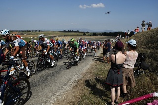  Na snímke druhý zľava slovenský cyklista Peter Sagan počas 16. etapy prestížnych cyklistických pretekov Tour de France (TdF) so štartom v La Tour-du-Pin a cieľom v meste Villard-de-Lans 15. septembra 2020. 