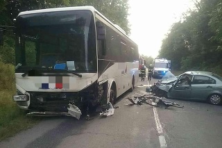 Pri čelnej zrážke autobusu a osobného vozidla sa zranili tri osoby.