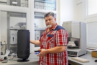 Profesor Jozef Živčák s patentovaným vynálezom Beewair.