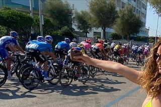 Mădălina prišla podporiť cyklistov počas záverečnej etapy Tirreno-Adriatico.