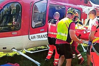 Záchranári ratovali zraneného muža. Do nemocnice ho previezol vrtuľník.