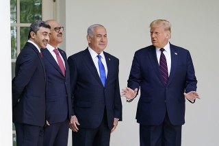 Americký prezident Donald Trump, izraelský premiér Benjamin Netanjahu, minister zahraničných vecí Bahrajnu Khalid bin Ahmed Al Khalifa  a minister zahraničných vecí Spojených arabských emirátov Abdullah bin Zayed al-Nahyan.
