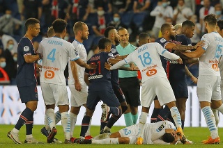Paríž Saint-Germain prehral s Marseille 0:1,rozhodca vylúčil 5 hráčov.