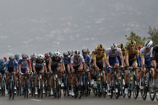 Cyklisti počas prestížnych cyklistických pretekov Tour de France.