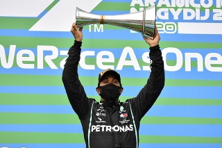 Britský jazdec Mercedesu Lewis Hamilton oslavuje víťazstvo na Veľkej cene Maďarska.