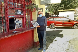 Milan Šovčík (80) občas pomáha dcére v novinovom stánku. Hovorí, že je aspoň medzi ľuďmi a prečíta si aj noviny.