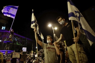 Demonštranti sa zišli pred Netanjahuovým sídlom už dvanásty týždeň po sebe. 