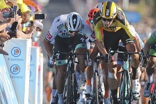 Na snímke slovenský cyklista Peter Sagan (vľavo) a Belgičan Wout Van Aert v záverečnom špurte v 11. etape.