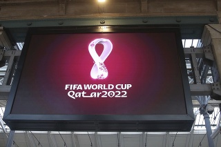Na televíznej obrazovke logo k futbalovým MS v roku 2022. (ilustračné foto) 