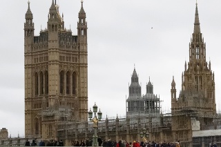 Demonštranti spustili z mosta transparent v Londýne 31. januára 2020.