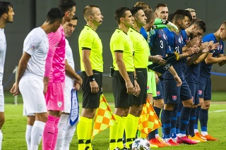 Na snímke zľava futbalisti Izraela a hráči Slovenska pred zápasom 2. kola B-skupiny Ligy národov vo futbale Izrael - Slovensko.