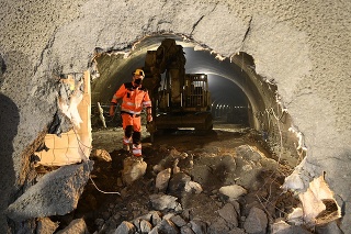 Za účasti ministra dopravy a výstavby SR Andreja Doležala prerazili 7. septembra 2020 posledné decimetre 1861-metrového železničného tunela Milochov.