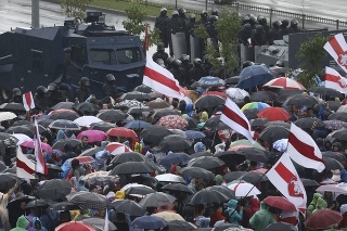 Len v samotnom Minsku zadržala polícia na protestoch prinajmenšom 151 ľudí. 