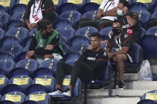 Cristiano Ronaldo (vpravo dole) si zápas pozrel len z tribúny.