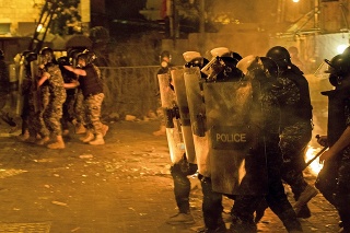 Protesty v Libanone skončili násilnosťami.