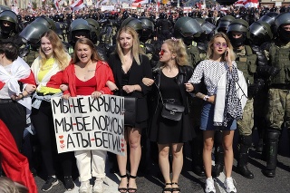 Demonštrantky držia transparent s nápisom „Nie sme krysy, sme Bielorusi, ty (Lukašenko) utekaj!“