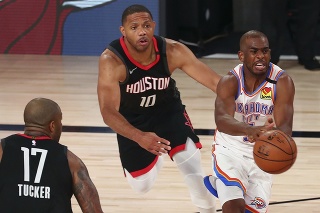 Hráč Oklahoma City Thunder Chris Paul (vpravo) uniká s loptou pred P.J. Tuckerom (vľavo).