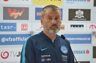 Tréner slovenskej futbalovej reprezentácie Pavel Hapal počas tlačového brífingu v Senci.