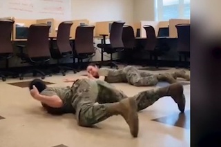 Vojenská komunita je pobúrená: Dve vojačky si v uniforme zatancovali na novodobú sexuálnu hymnu