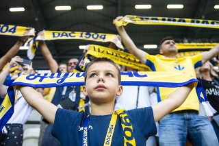 Fanúšikovia DAC počas derby proti Slovanu Bratislava. 