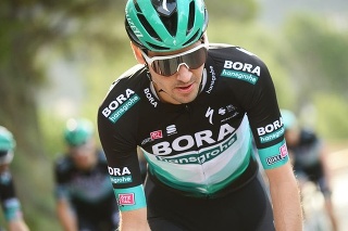 Cyklista Bora-hansgrohe Emanuel Buchmann odstúpil po páde vo 4. etape Critérium du Dauphiné.
