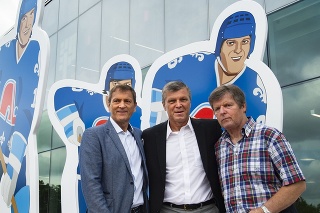 Na snímke slovenské hokejové legendy zľava bratia Anton, Peter a Marián Šťastní.