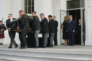 Ceremoniál sa odohral vo Východnej miestnosti Bieleho domu prispôsobenej na tieto účely.