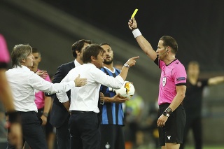 Hlavný rozhodca Danny Makkelie ukazuje žltú kartu trénerovi Interu Miláno Antoniovi Contemu vo finále Európskej ligy.