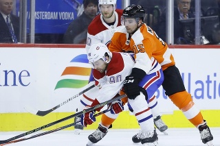 Slovenský hokejový reprezentant v drese Montrealu Canadiens Tomáš Tatar (vpravo) a hráč Philadelphie Flyers Matt Niskanen bojujú o puk.