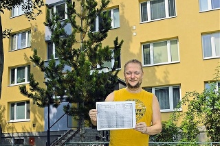 Karol (45) pred panelákom s rodičovským bytom ukazuje na fotografie podvodných šekov, ktoré mu nájomníčka posiela.