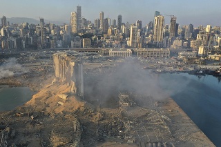 Mohutné výbuchy otriasli prístavom libanonského hlavného mesta Bejrút.