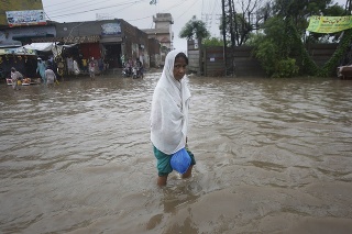 Monzúnové dažde v Pakistane si vyžiadali desiatky obetí.