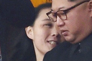 Na archívnej snímke z 10. mája 2016 severokórejský líder Kim Čong-un a jeho sestra Kim Jo-čong