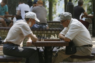 Muži počas partičky šachu v kyjevskom parku, 20. júl 2020.