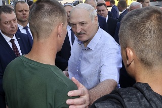 Lukašenko v rozhovore so zamestnancom továrne MZKT