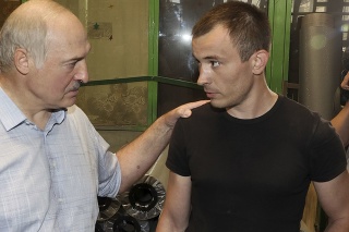 Lukašenko v rozhovore so zamestnancom továrne MZKT
