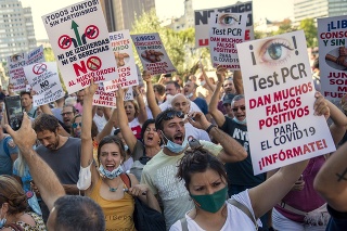 Protest proti vládnym opatreniam na obmedzenie šírenia koronavírusu v Madride.