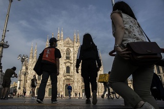 Ľudia sa opäť prechádzajú pred gotickou katedrálou známou ako Duomo v Miláne v Taliansku.