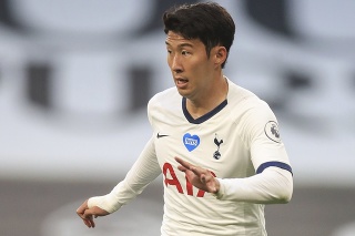 Hráč Tottenhamu Son Heung-min uteká s loptou vo futbalovom zápase anglickej Premier League.