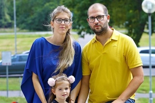 Mário s manželkou a dcérkou Ninkou, ktorá sa do škôlky opakovane nedostala.