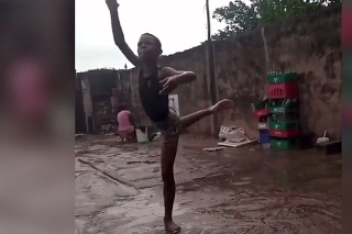 Vďaka tomuto videu je z neho obrovská hviezda: Len 11-ročný baleťák vás dojme tancom v daždi