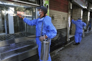 Sýrsky pracovník dezinfikuje ulice, aby sa zabránilo šíreniu koronavírusu. 