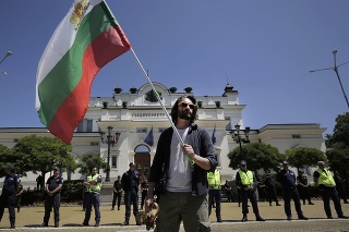 Demonštrant máva bulharskou vlajkou počas protestu v Sofii v utorok 21. júla 2020.