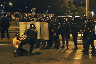 Polícia neváhala proti protestujúcim použiť aj hrubú silu.