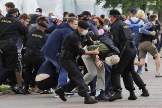 V Minsku došlo k násilným potýčkam medzi policajtmi a demonštrujúcimi.