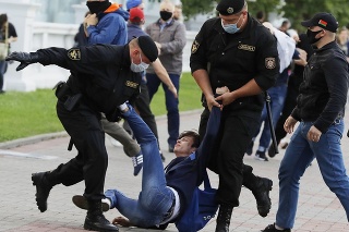 V Minsku došlo k násilným potýčkam medzi policajtmi a demonštrujúcimi.