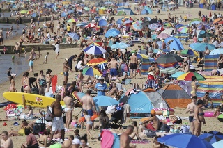 Ľudia na pláži počas horúceho počasia v anglickom Bournemouthe.