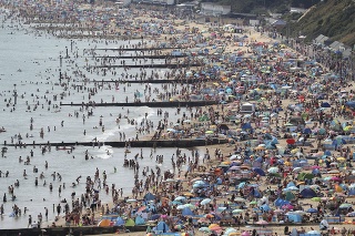 Ľudia na pláži počas horúceho počasia v anglickom Bournemouthe.