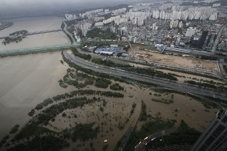 Zaplavená časť hlavnej cesty a parku po silných dažďoch neďaleko rieky Han v Soule.